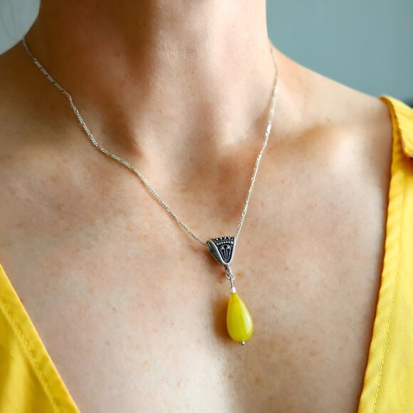 JURATE AMBER Jewelry - Bali Necklace with Lime Green Agate and Sterling Silver